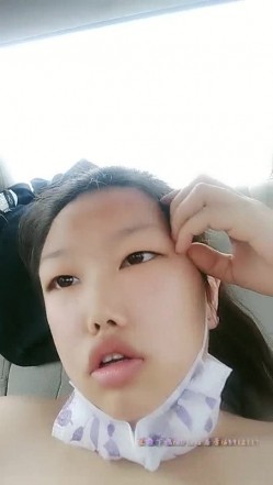 一瓶AD钙奶就上车的小骚逼，露脸与两个渣男玩3P车震，逼毛修的很漂亮，车上被两渣男抠穴换着草真可怜 截图12