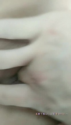 一瓶AD钙奶就上车的小骚逼，露脸与两个渣男玩3P车震，逼毛修的很漂亮，车上被两渣男抠穴换着草真可怜 截图14