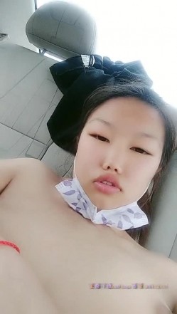 一瓶AD钙奶就上车的小骚逼，露脸与两个渣男玩3P车震，逼毛修的很漂亮，车上被两渣男抠穴换着草真可怜 截图15