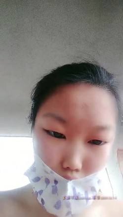 一瓶AD钙奶就上车的小骚逼，露脸与两个渣男玩3P车震，逼毛修的很漂亮，车上被两渣男抠穴换着草真可怜 截图16