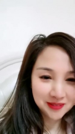 性感美腿丝袜 【小小的憨憨】甜美御姐罕见开秀~高潮液~黑牛震到狂喷~ ~ ~~ ~~！~-~看起来超敏感~呻吟声 截图1
