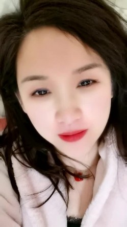 性感美腿丝袜 【小小的憨憨】甜美御姐罕见开秀~高潮液~黑牛震到狂喷~ ~ ~~ ~~！~-~看起来超敏感~呻吟声 截图2