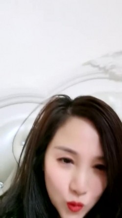 性感美腿丝袜 【小小的憨憨】甜美御姐罕见开秀~高潮液~黑牛震到狂喷~ ~ ~~ ~~！~-~看起来超敏感~呻吟声 截图3