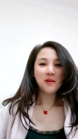 性感美腿丝袜 【小小的憨憨】甜美御姐罕见开秀~高潮液~黑牛震到狂喷~ ~ ~~ ~~！~-~看起来超敏感~呻吟声 截图4