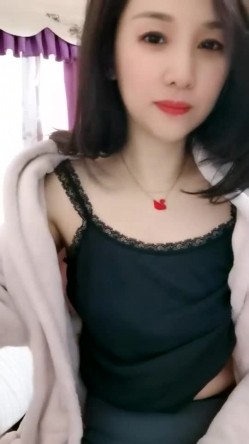 性感美腿丝袜 【小小的憨憨】甜美御姐罕见开秀~高潮液~黑牛震到狂喷~ ~ ~~ ~~！~-~看起来超敏感~呻吟声 截图6