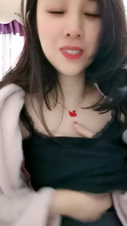 性感美腿丝袜 【小小的憨憨】甜美御姐罕见开秀~高潮液~黑牛震到狂喷~ ~ ~~ ~~！~-~看起来超敏感~呻吟声 截图7