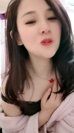 性感美腿丝袜 【小小的憨憨】甜美御姐罕见开秀~高潮液~黑牛震到狂喷~ ~ ~~ ~~！~-~看起来超敏感~呻吟声 截图8