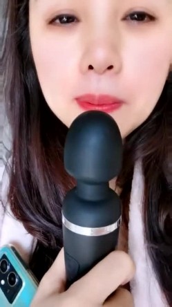 性感美腿丝袜 【小小的憨憨】甜美御姐罕见开秀~高潮液~黑牛震到狂喷~ ~ ~~ ~~！~-~看起来超敏感~呻吟声 截图14