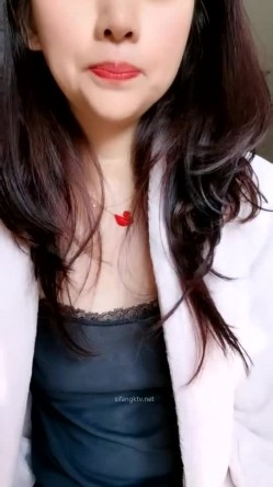 性感美腿丝袜 【小小的憨憨】甜美御姐罕见开秀~高潮液~黑牛震到狂喷~ ~ ~~ ~~！~-~看起来超敏感~呻吟声 截图16