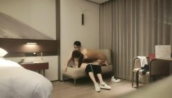 【文轩探花】北京4500一炮约极品车模，新人眼睛小伙上场，观感极佳，女神大长腿肤白貌美极致享受 截图3