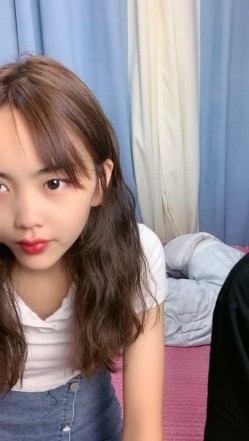 偷情的小少妇跟小哥激情啪啪，口交大鸡巴让小哥吃奶玩逼亲小嘴，多体位爆草抽插，享受小哥爆草还给老公打电话 截图4