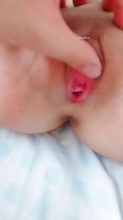 骨感校花【宝宝瑶瑶】无套啪啪~道具自慰~超过瘾~尿尿 截图1