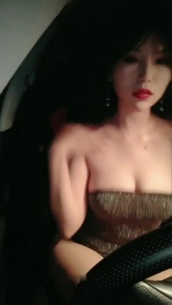 骚气大奶少妇外面下雨车内自慰秀 漏出大奶震动棒抽插跳蛋震动非常诱人 截图3