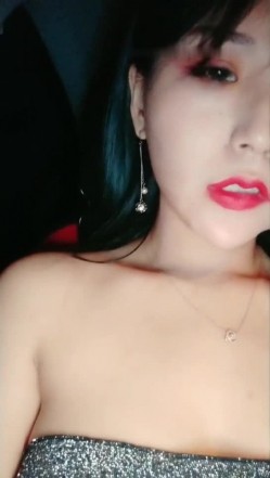 骚气大奶少妇外面下雨车内自慰秀 漏出大奶震动棒抽插跳蛋震动非常诱人 截图4