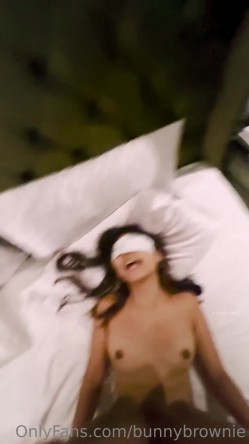 推特28万粉无毛馒头逼36D纯欲少女【兔子布朗尼】私拍2 百合露出调教啪啪多种多样 截图5