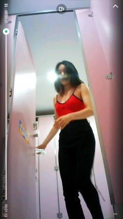 极品CP高端服饰商场女厕定点特写高清偸拍各种女神级别小姐姐方便拍脸又能拍逼角度刁钻赏心悦目 截图1