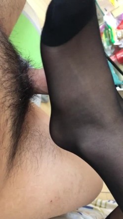 河南会玩的年轻夫妻，客厅穿着情趣黑丝足交，方言也不太听得懂，貌似挺开心欢乐的！ 截图5