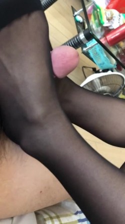 河南会玩的年轻夫妻，客厅穿着情趣黑丝足交，方言也不太听得懂，貌似挺开心欢乐的！ 截图6