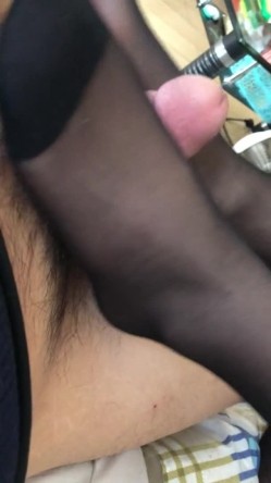 河南会玩的年轻夫妻，客厅穿着情趣黑丝足交，方言也不太听得懂，貌似挺开心欢乐的！ 截图9