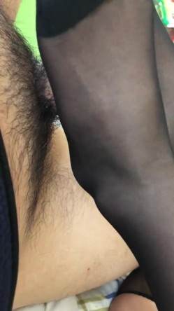 河南会玩的年轻夫妻，客厅穿着情趣黑丝足交，方言也不太听得懂，貌似挺开心欢乐的！ 截图10
