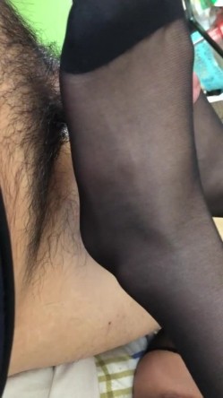河南会玩的年轻夫妻，客厅穿着情趣黑丝足交，方言也不太听得懂，貌似挺开心欢乐的！ 截图11