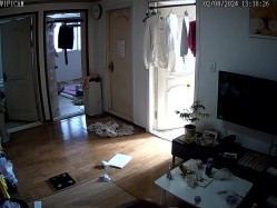 居家摄像头破解 真实记录在家里喜欢裸睡的美女白领 截图1