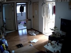 居家摄像头破解 真实记录在家里喜欢裸睡的美女白领 截图4