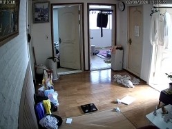 居家摄像头破解 真实记录在家里喜欢裸睡的美女白领 截图11