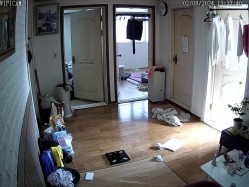 居家摄像头破解 真实记录在家里喜欢裸睡的美女白领 截图12