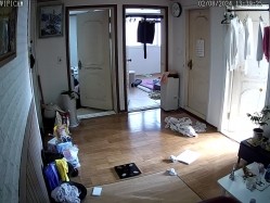 居家摄像头破解 真实记录在家里喜欢裸睡的美女白领 截图13