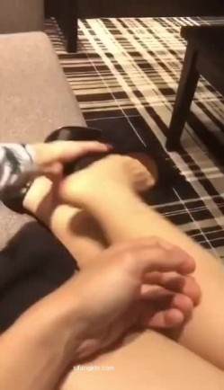 【真实空姐 ️稀缺航空】极品制服『空姐』反差婊私拍集 佳妮空姐多名女神接机啪啪 穿空姐制服做爱 截图7