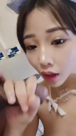撸点高预警！甜美女神，真蝴蝶粉逼，被炮友插完逼 还插了菊花，妹子表情好酸爽，屁眼操红了，妹子技能满满 还会足交 截图1