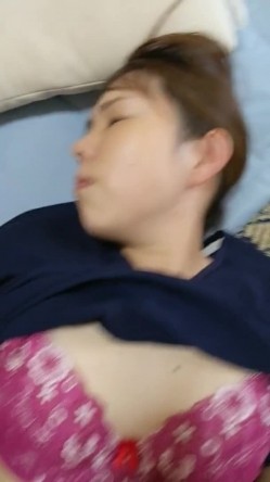 爆插撩了一个月的良家小少妇，小穴还挺紧，没被开发多少，翻云覆雨内射小骚逼！ 截图2