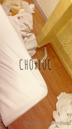 绿帽淫妻『Choloc』3P淫乱齐操身材不错的性瘾骚货淫妻 前怼后操 小穴操到发麻 截图11