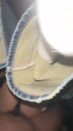 高质约炮大神【狮子座】最新未流出作品，白袜牛仔裤美女车震，半脱裤子边插边喷水，太刺激了 截图16