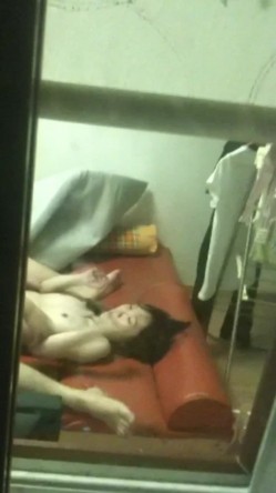 窗外偷窥隔壁小情侣激情啪啪 年轻人可真会玩姿势超多 体力旺盛 操完还要抠逼逼 截图2