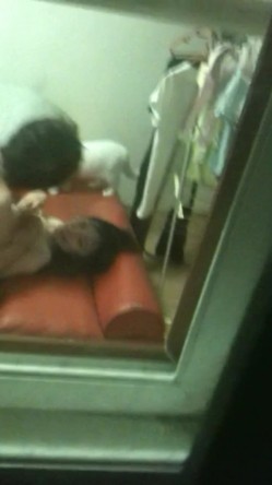 窗外偷窥隔壁小情侣激情啪啪 年轻人可真会玩姿势超多 体力旺盛 操完还要抠逼逼 截图14