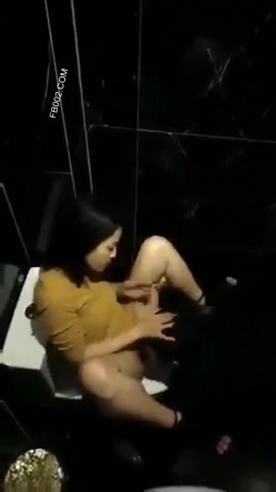 极品稀缺 大开眼界精彩公共场所啪啪被偷拍 最强刺激性爱甄选 网吧做爱 户外车震 公厕跪舔后入被发现 截图1