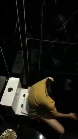 极品稀缺 大开眼界精彩公共场所啪啪被偷拍 最强刺激性爱甄选 网吧做爱 户外车震 公厕跪舔后入被发现 截图5