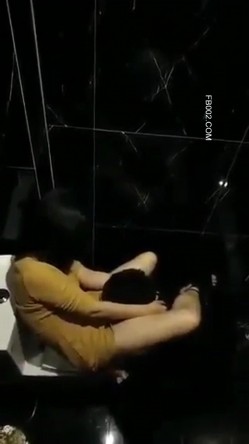 极品稀缺 大开眼界精彩公共场所啪啪被偷拍 最强刺激性爱甄选 网吧做爱 户外车震 公厕跪舔后入被发现 截图7