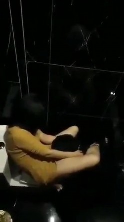 极品稀缺 大开眼界精彩公共场所啪啪被偷拍 最强刺激性爱甄选 网吧做爱 户外车震 公厕跪舔后入被发现 截图8