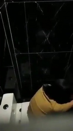 极品稀缺 大开眼界精彩公共场所啪啪被偷拍 最强刺激性爱甄选 网吧做爱 户外车震 公厕跪舔后入被发现 截图10