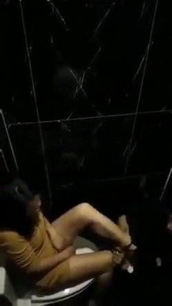极品稀缺 大开眼界精彩公共场所啪啪被偷拍 最强刺激性爱甄选 网吧做爱 户外车震 公厕跪舔后入被发现 截图13
