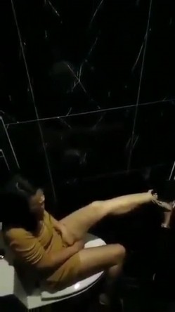 极品稀缺 大开眼界精彩公共场所啪啪被偷拍 最强刺激性爱甄选 网吧做爱 户外车震 公厕跪舔后入被发现 截图15