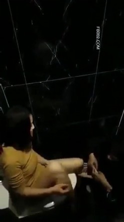 极品稀缺 大开眼界精彩公共场所啪啪被偷拍 最强刺激性爱甄选 网吧做爱 户外车震 公厕跪舔后入被发现 截图16