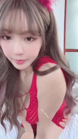 【爆乳女神 ️炸裂私拍】秀人网巨乳网红『朱可儿』土豪千元露乳露B超大尺度 三亚红色绑带黑丝魅惑 高清1080P版 截图13