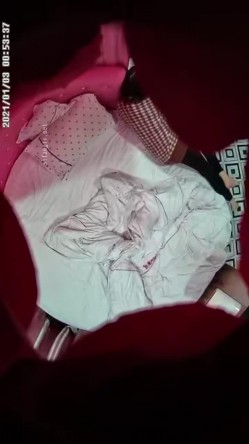 主题酒店情趣圆床上帝视角偷拍胖哥先把苗条美女炮友摸的淫水直流，再用力插她的小逼 截图1