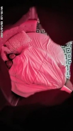 主题酒店情趣圆床上帝视角偷拍胖哥先把苗条美女炮友摸的淫水直流，再用力插她的小逼 截图8
