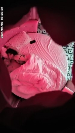 主题酒店情趣圆床上帝视角偷拍胖哥先把苗条美女炮友摸的淫水直流，再用力插她的小逼 截图9