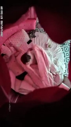 主题酒店情趣圆床上帝视角偷拍胖哥先把苗条美女炮友摸的淫水直流，再用力插她的小逼 截图16